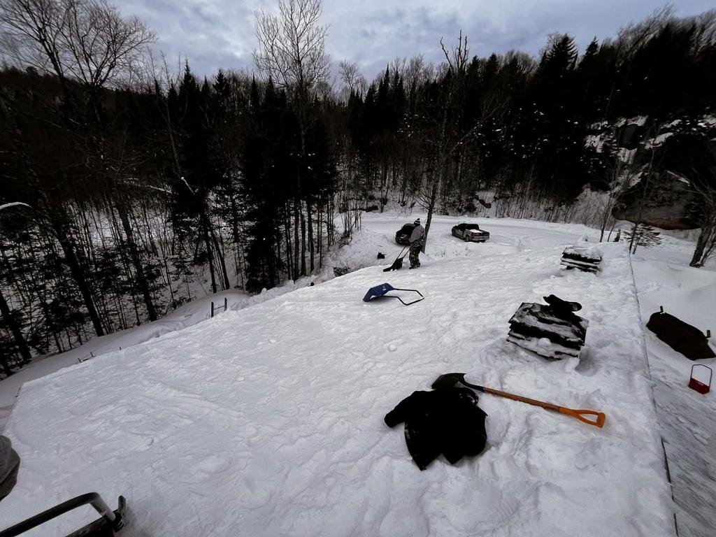 Déneigement de toiture à Lac-aux-Sables, pendant les travaux — photo 1