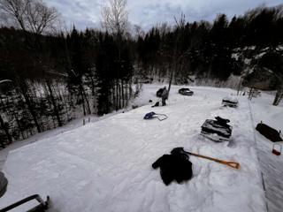 Déneigement de toiture à Lac-aux-Sables, pendant les travaux — photo 1
