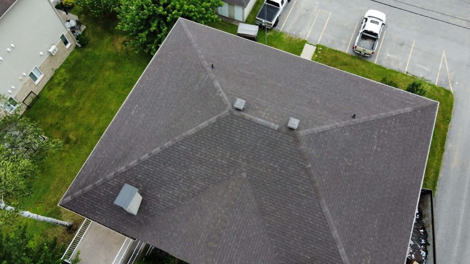 Vue aérienne de la toiture d'un immeuble commercial