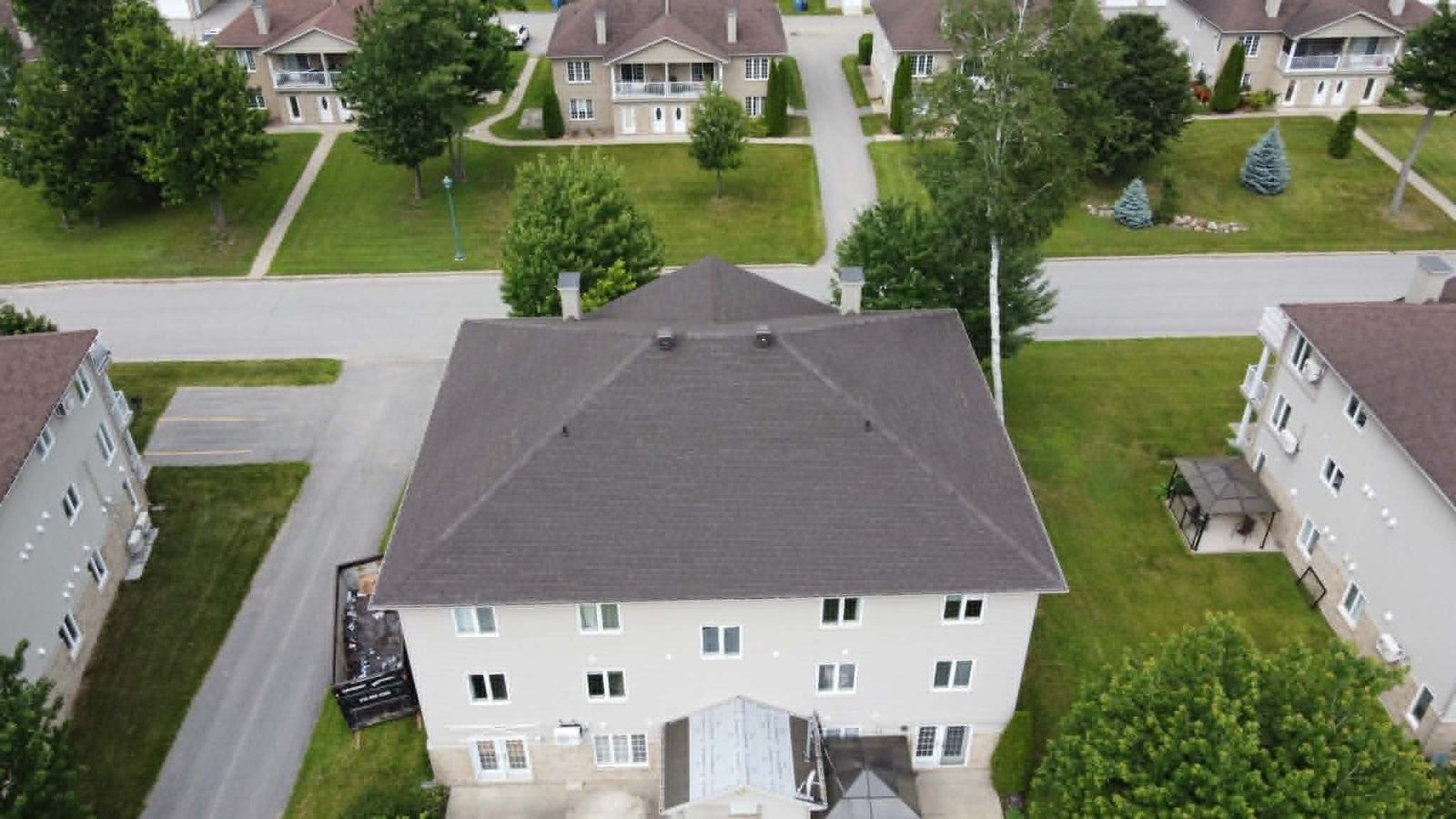Multilogement à Bécancour avec toiture neuve en bardeaux, vue aérienne