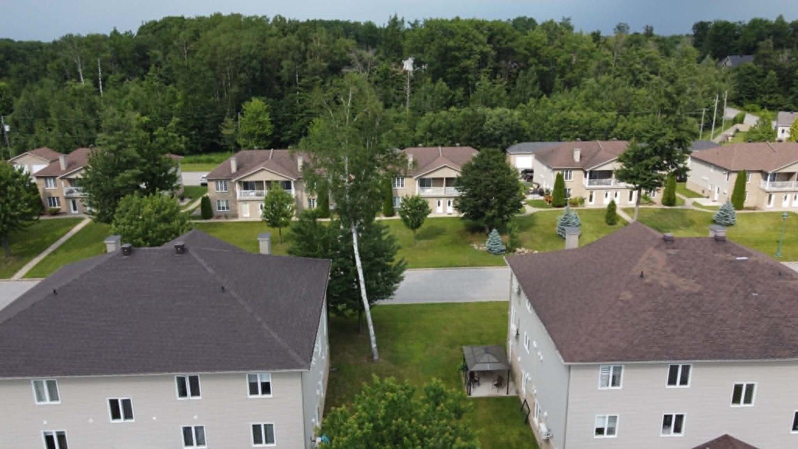 Rangée de condos en Mauricie avec toitures refaites, vue aérienne