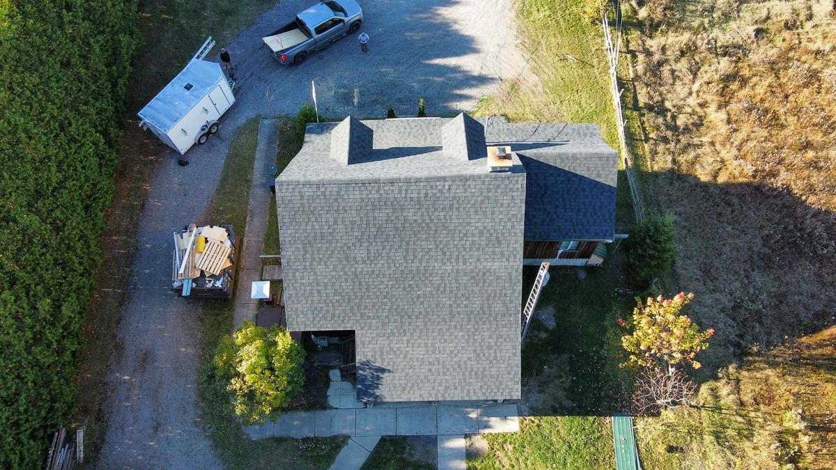 Conversion d'une toiture de tôle au bardeau d'asphalte, terminée