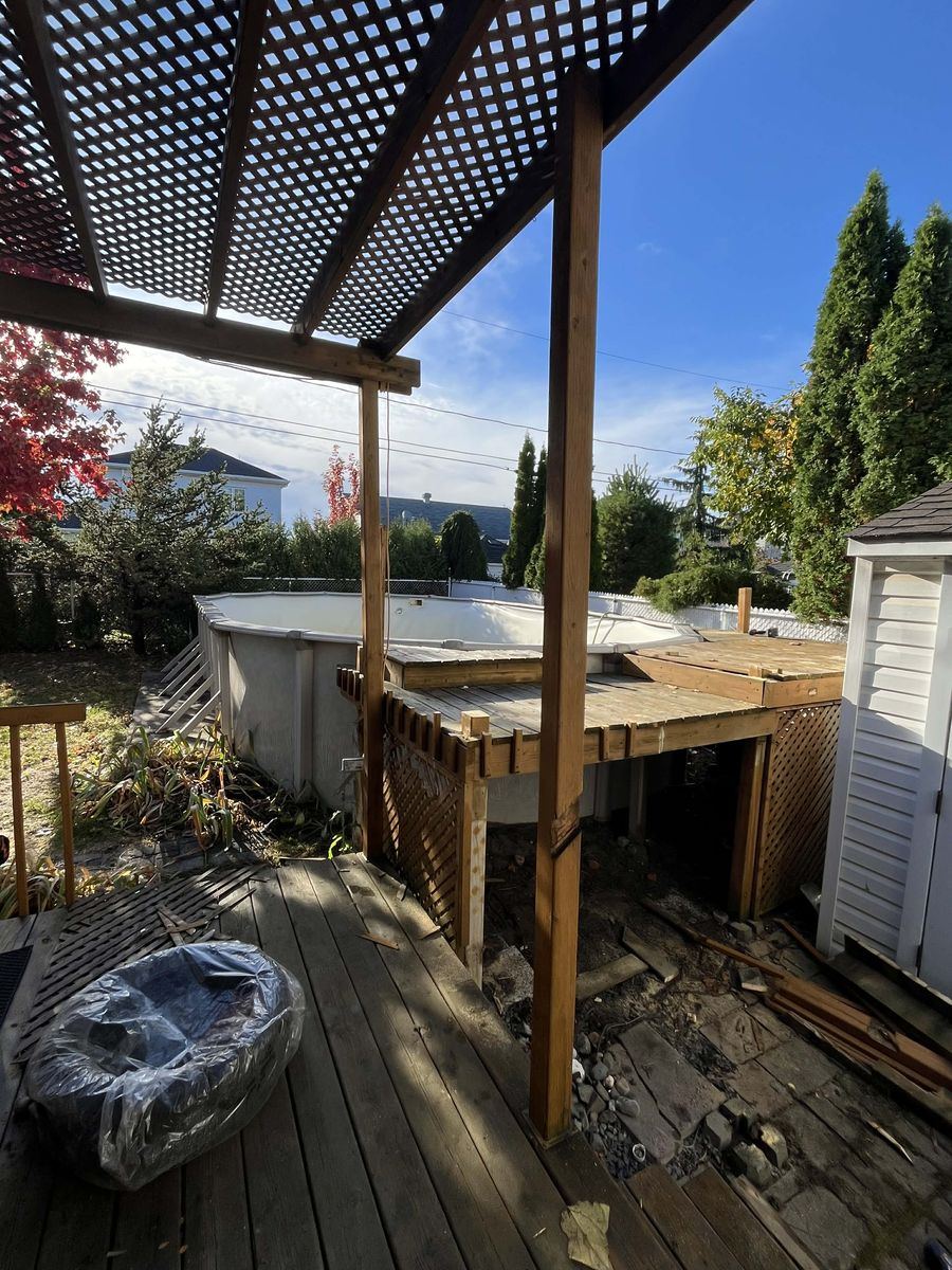 Démolition d'un patio de piscine avant reconstruction