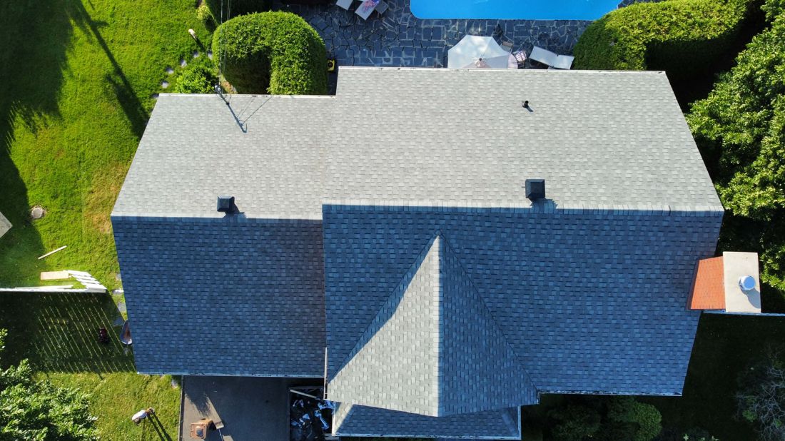 Inspection d'une toiture résidentielle vue du ciel
