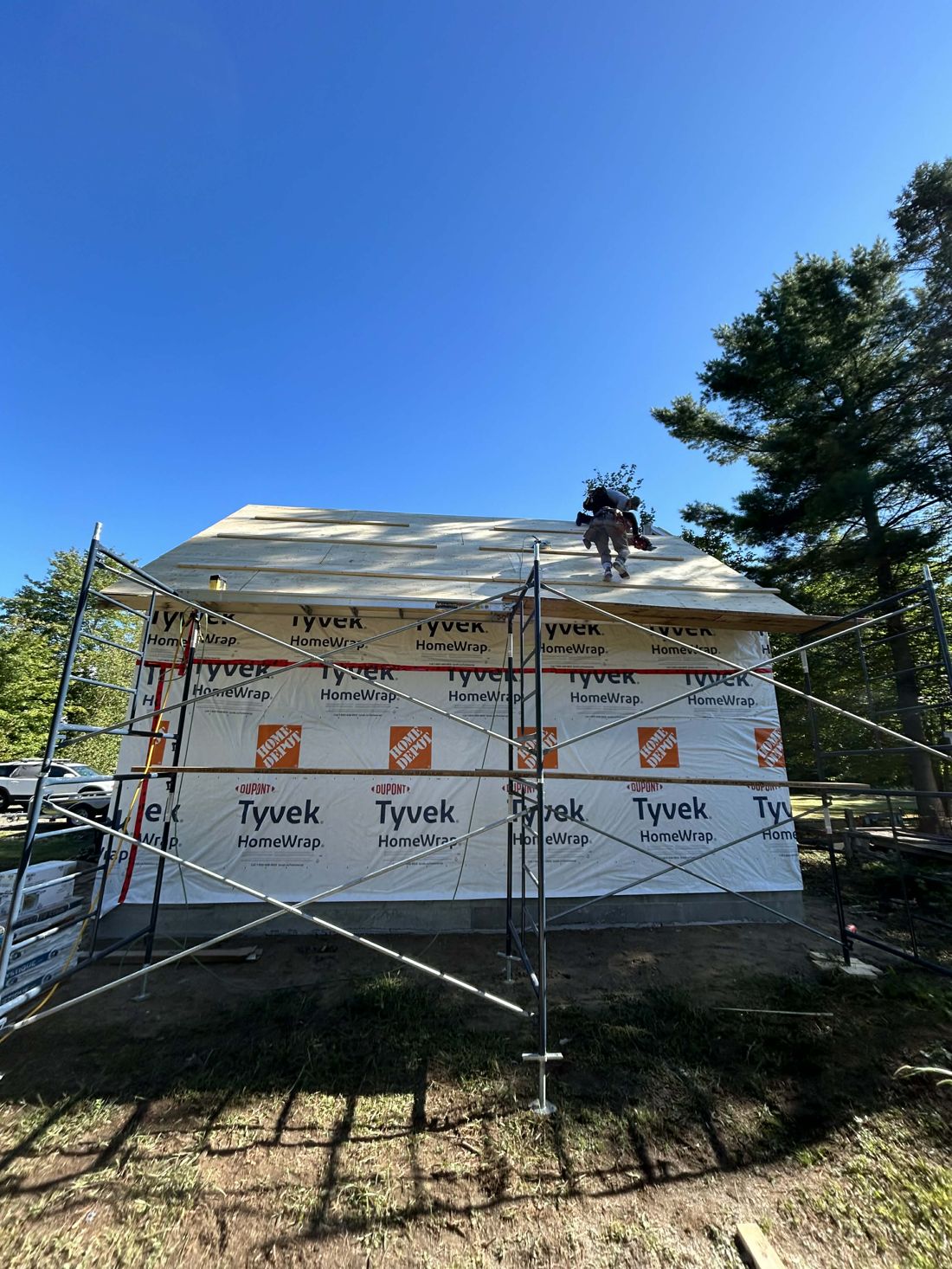 Garage neuf en construction avec toiture en bardeaux