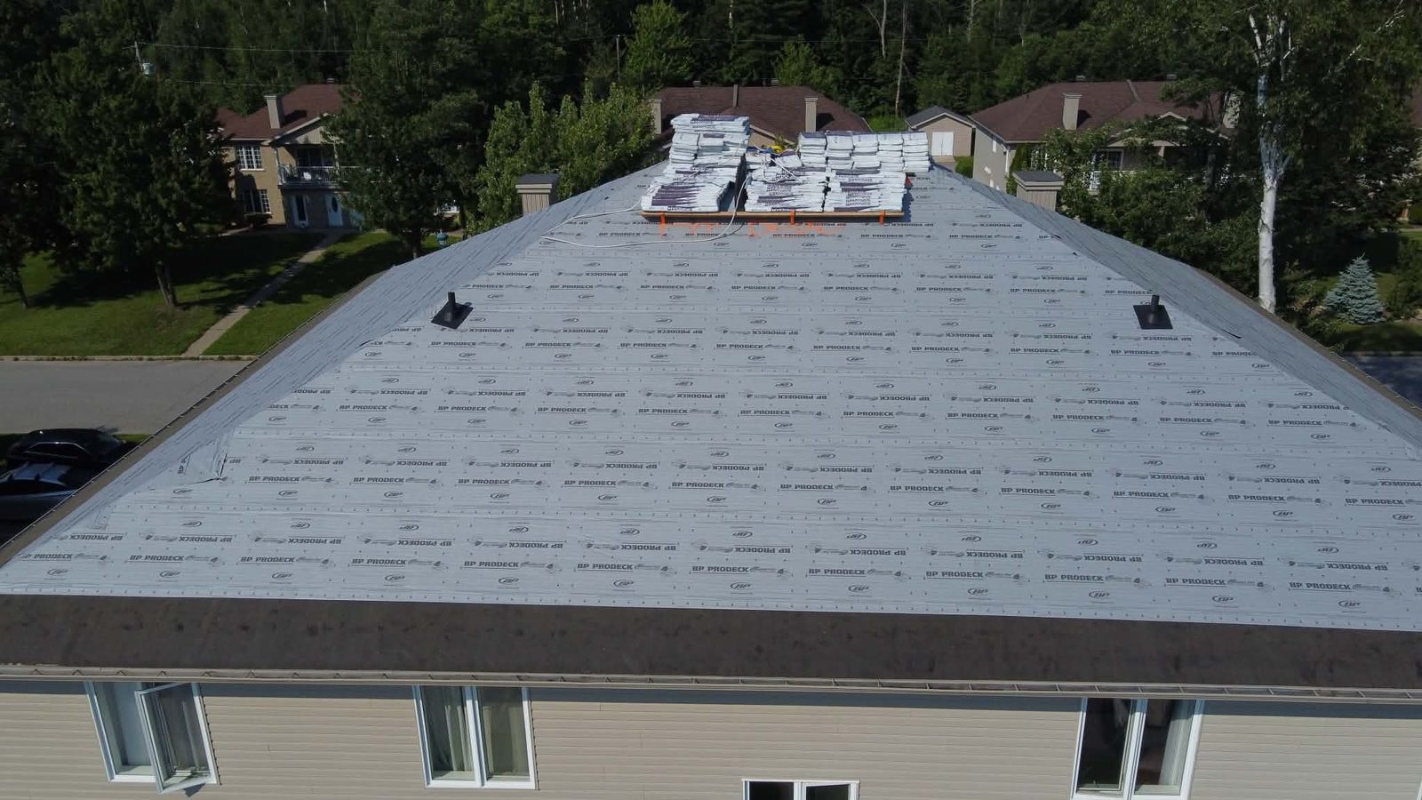 Membrane de sous-couche posée sur toute la surface du toit