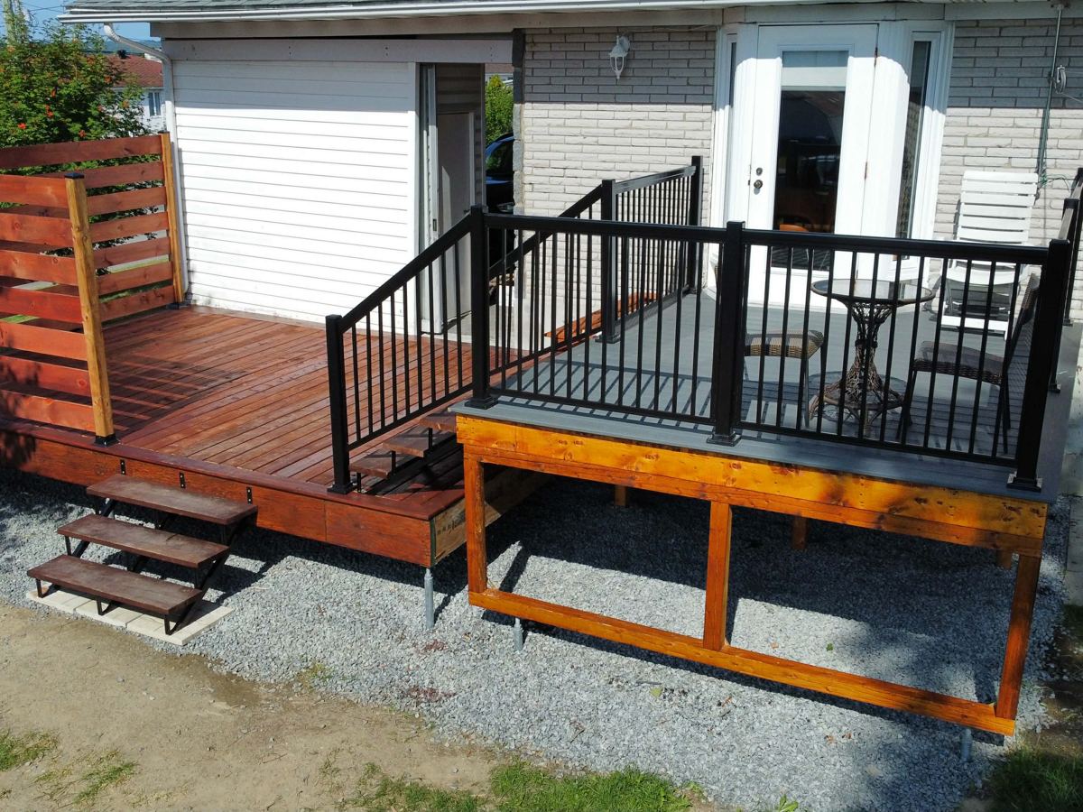 Deck et patio en cèdre neuf réalisés par Toiture Périgny-Lefebvre